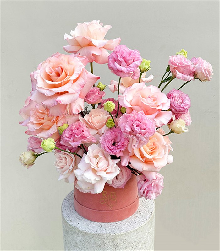 Embrace Kadife Kutuda Gül Pembe Çiçekler Aranjmanı