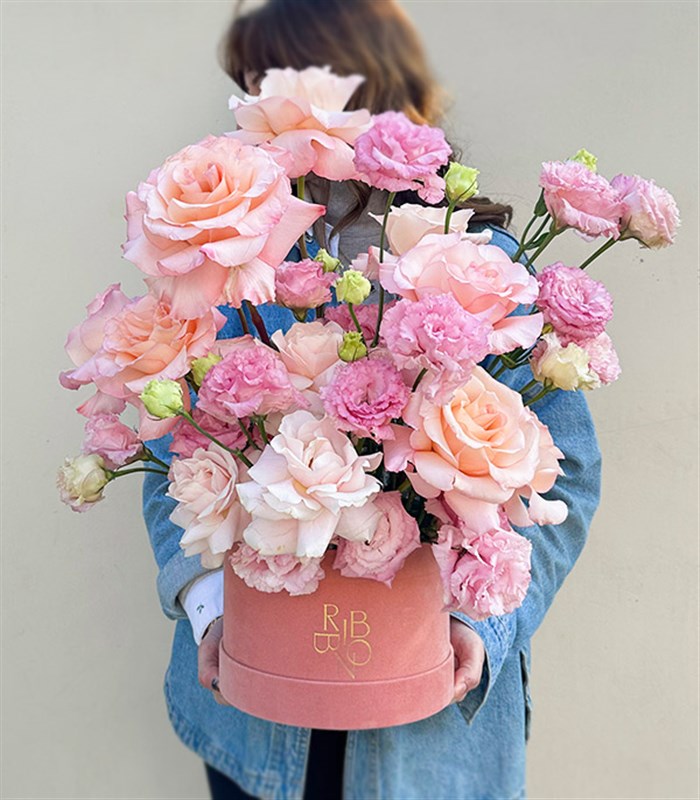 Embrace Kadife Kutuda Gül Pembe Çiçekler Aranjmanı