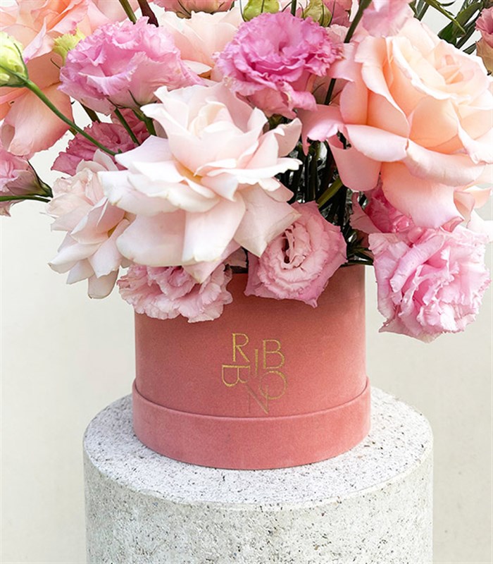 Embrace Kadife Kutuda Gül Pembe Çiçekler Aranjmanı