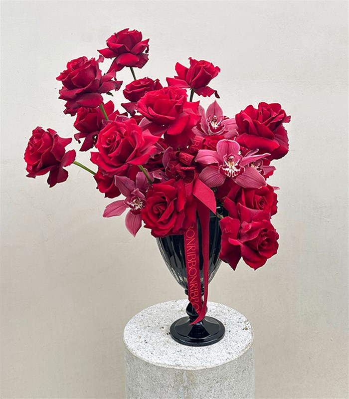 Passion Deluxe Vazoda Kırmızı Gül Bordo Cymbidium Orkide Aranjmanı