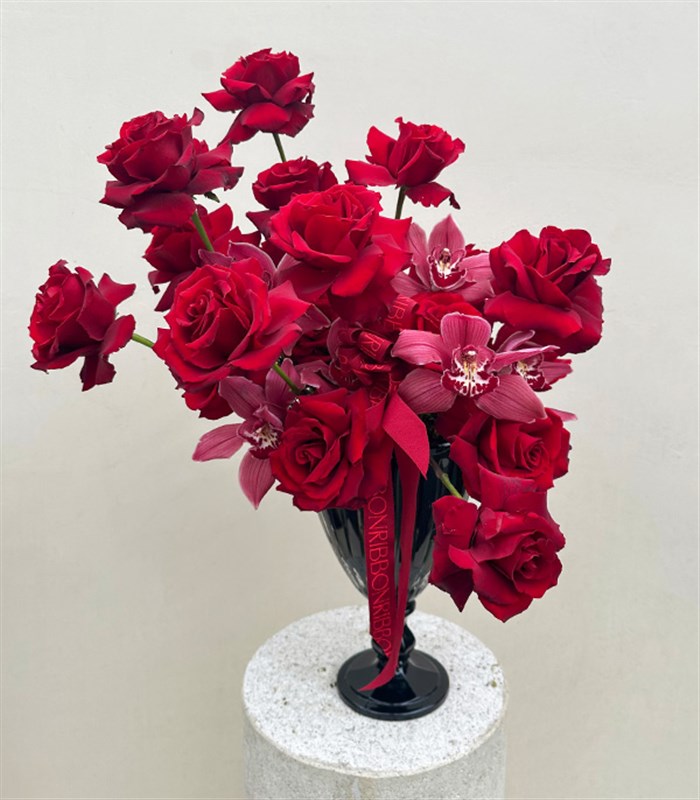 Passion Deluxe Vazoda Kırmızı Gül Bordo Cymbidium Orkide Aranjmanı