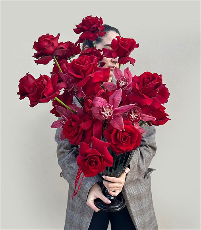 Passion Deluxe Vazoda Kırmızı Gül Bordo Cymbidium Orkide Aranjmanı