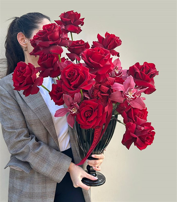 Passion Deluxe Vazoda Kırmızı Gül Bordo Cymbidium Orkide Aranjmanı