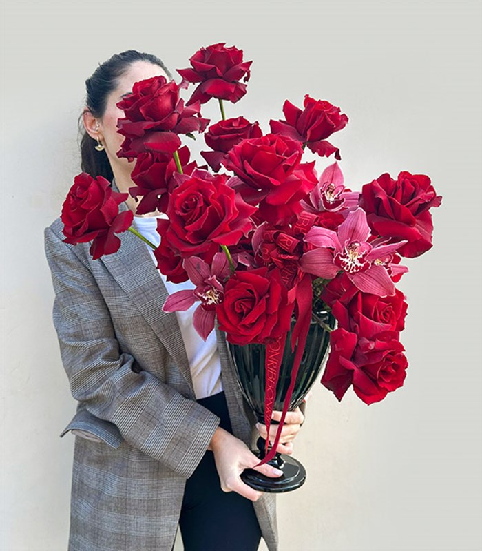 Passion Deluxe Vazoda Kırmızı Gül Bordo Cymbidium Orkide Aranjmanı