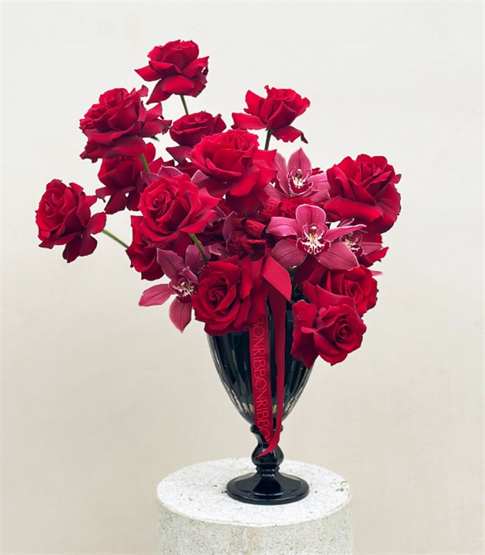 Passion Deluxe Vazoda Kırmızı Gül Bordo Cymbidium Orkide Aranjmanı