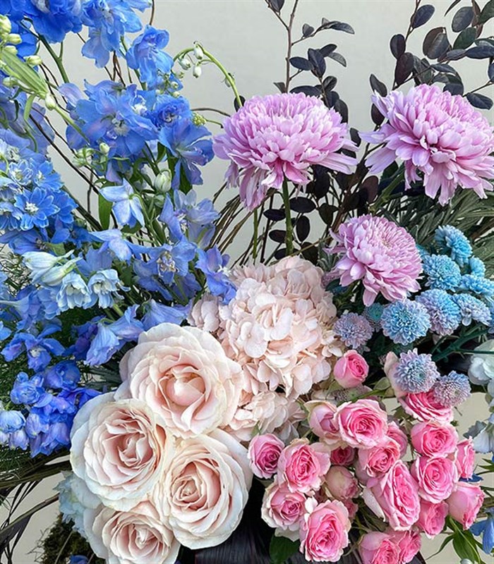 Elysium Deluxe Vazoda Delfinyum Pembe Mavi Ortanca Unicorn Krizantem Aranjmanı