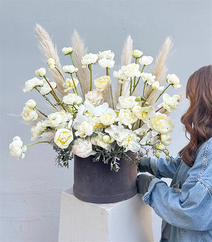 Pamuk Prenses in Rüyası 50 Beyaz Şakayık Aranjmanı