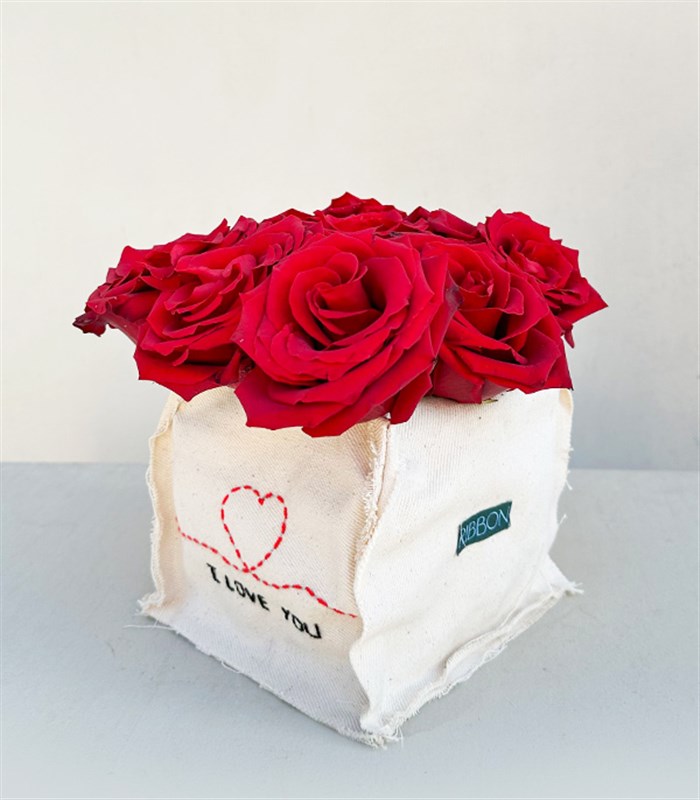 I Love You El İşi Kanvas Nakışlı Vazoda Kırmızı Güller Aranjmanı