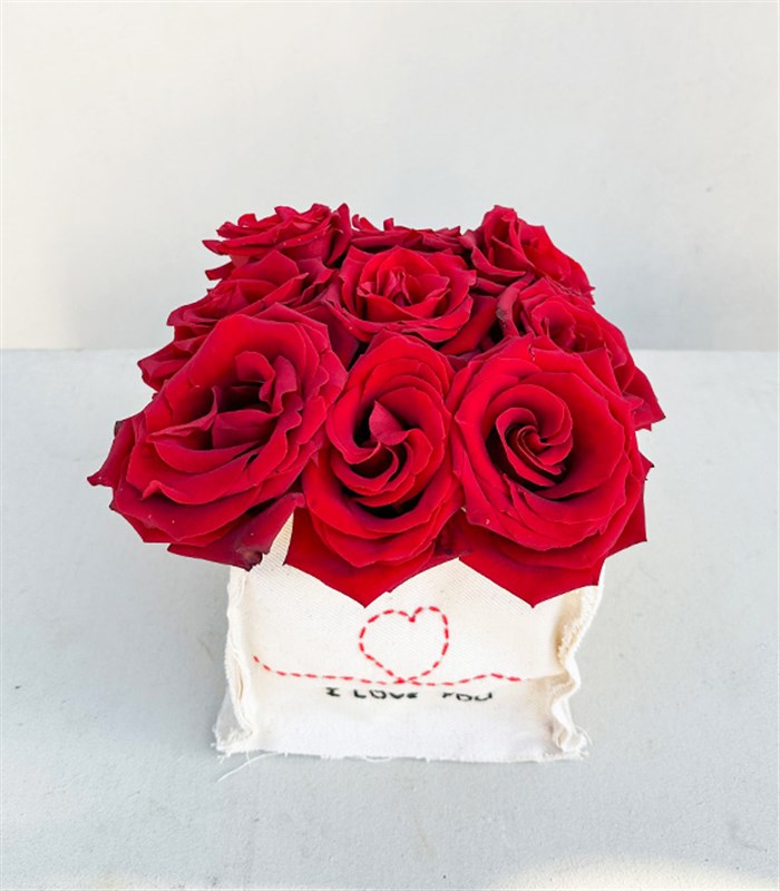 I Love You El İşi Kanvas Nakışlı Vazoda Kırmızı Güller Aranjmanı