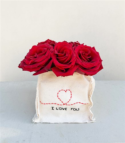 I Love You El İşi Kanvas Nakışlı Vazoda Kırmızı Güller Aranjmanı