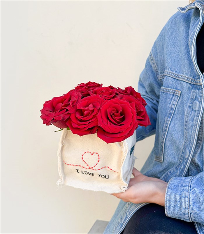 I Love You El İşi Kanvas Nakışlı Vazoda Kırmızı Güller Aranjmanı