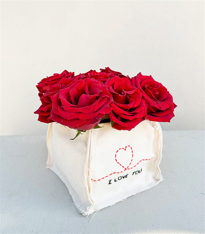 I Love You El İşi Kanvas Nakışlı Vazoda Kırmızı Güller Aranjmanı