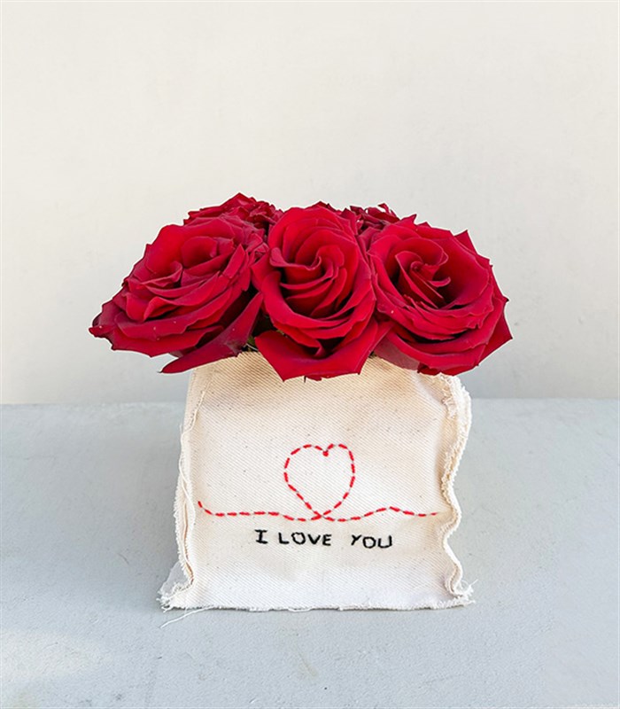 I Love You El İşi Kanvas Nakışlı Vazoda Kırmızı Güller Aranjmanı