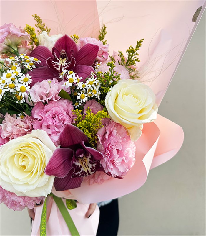 Babette Beyaz Gül Papatya Cybidium Orkide Pembe Buket