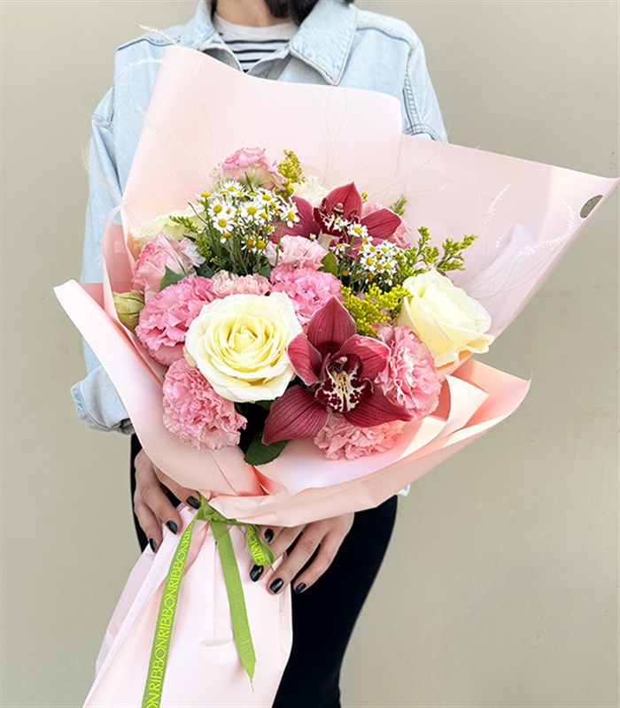 Babette Beyaz Gül Papatya Cybidium Orkide Pembe Buket