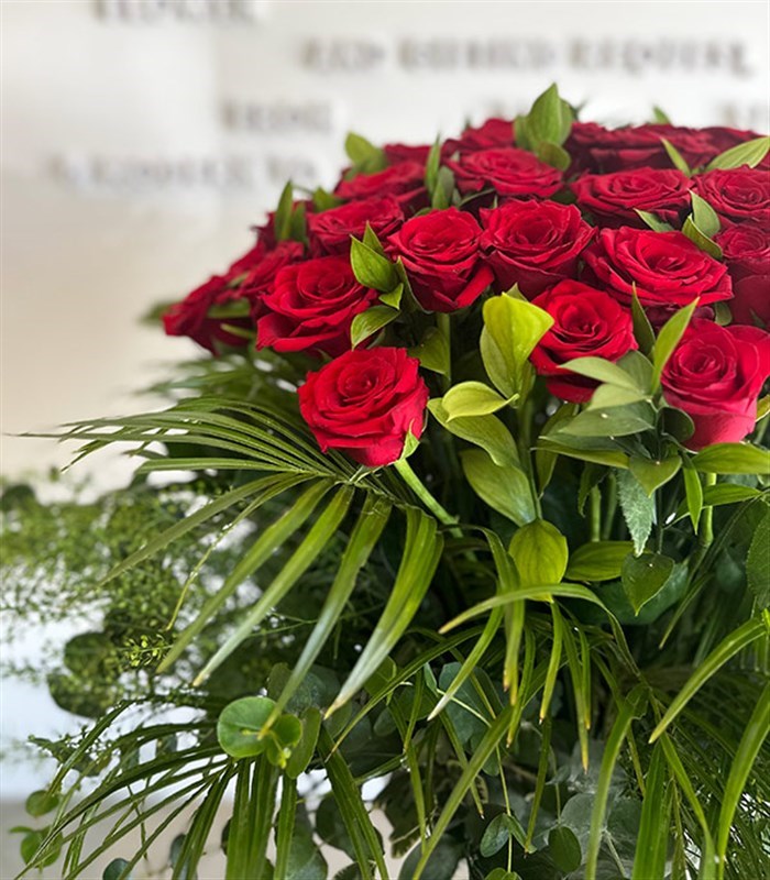 50 Kırmızı Ekvator Gülü Royal Vazo Aranjman
