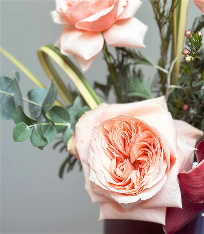 Bordo Mini Vazoda Somon Gül Orkide Aranjmanı