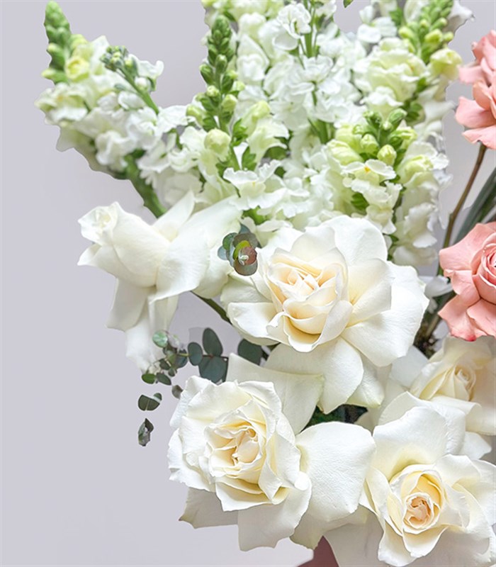 Poetic Mocha Mousse Seramik Vazoda Beyaz Cappucino Gül Aranjmanı