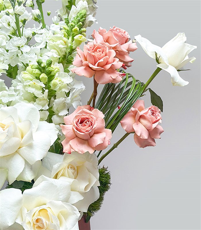 Poetic Mocha Mousse Seramik Vazoda Beyaz Cappucino Gül Aranjmanı