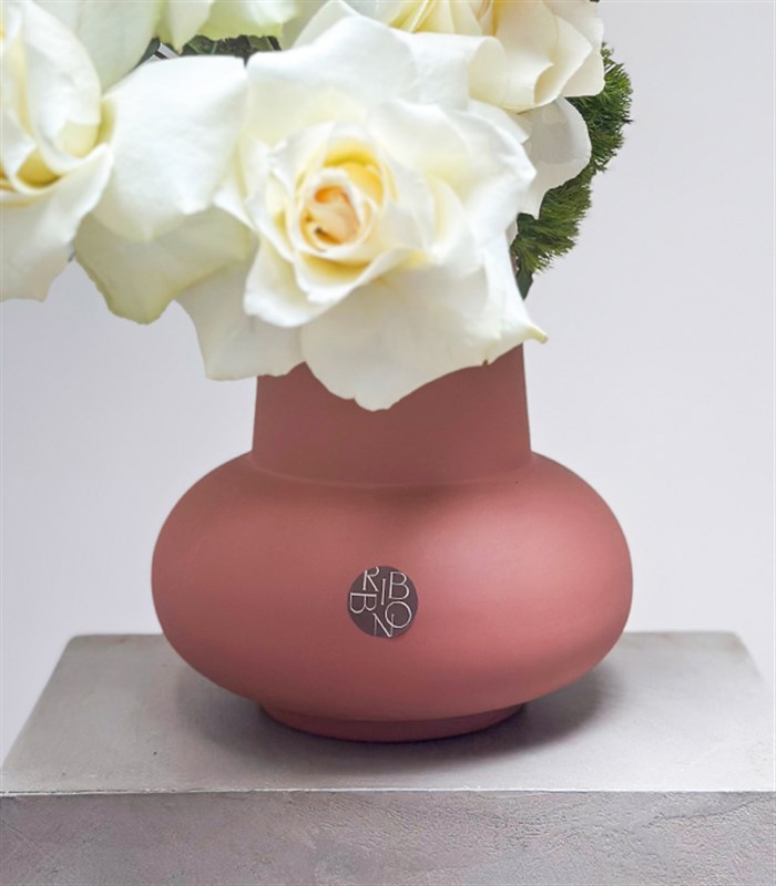 Poetic Mocha Mousse Seramik Vazoda Beyaz Cappucino Gül Aranjmanı