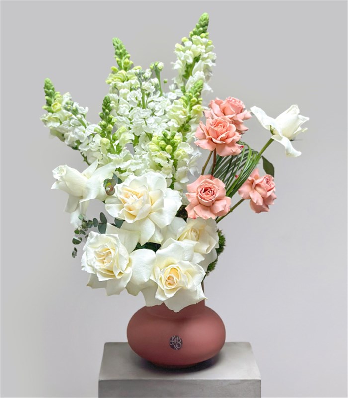 Poetic Mocha Mousse Seramik Vazoda Beyaz Cappucino Gül Aranjmanı