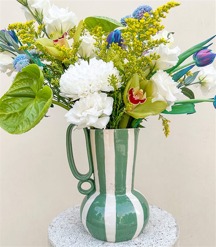 Spring Reverie Yeşil El İşi Seramik Sürahi Vazoda Galaksi Lale Antoryum Aranjman