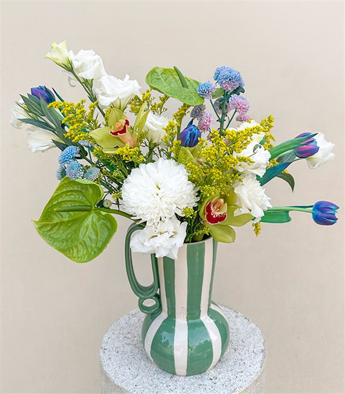 Spring Reverie Yeşil El İşi Seramik Sürahi Vazoda Galaksi Lale Antoryum Aranjman