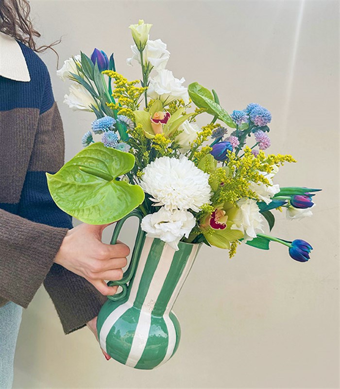 Spring Reverie Yeşil El İşi Seramik Sürahi Vazoda Galaksi Lale Antoryum Aranjman