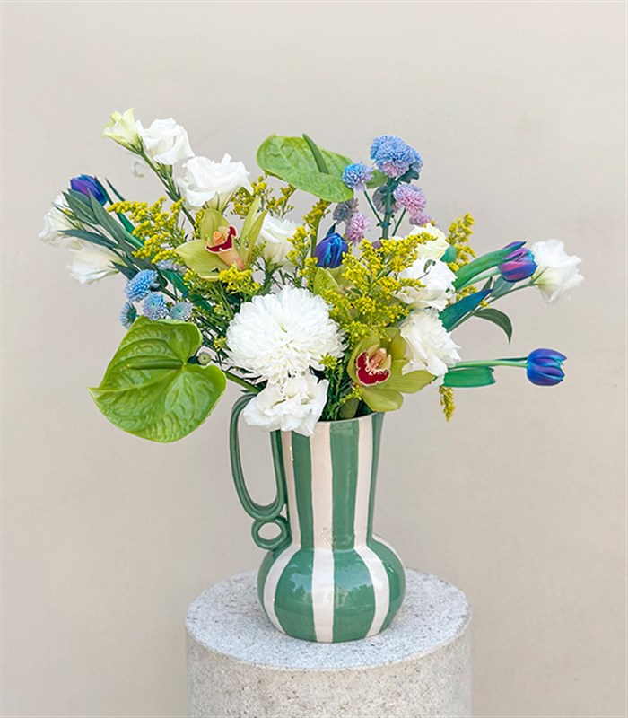 Spring Reverie Yeşil El İşi Seramik Sürahi Vazoda Galaksi Lale Antoryum Aranjman