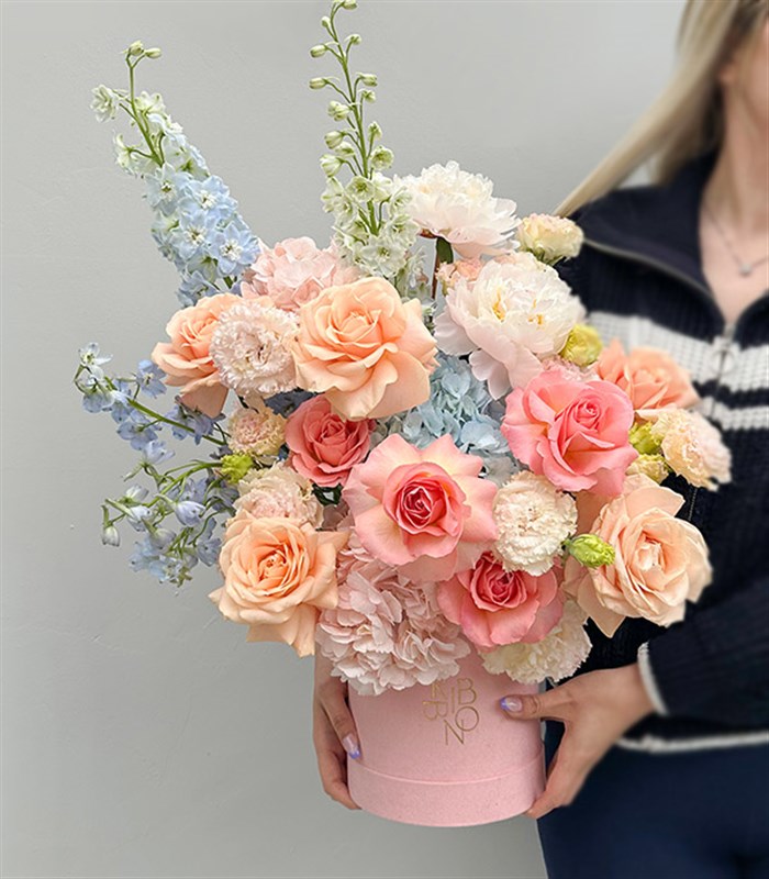 Clarte Deluxe Kutuda Gül Delfinyum Pudra Şakayıklı Bahar Aranjmanı