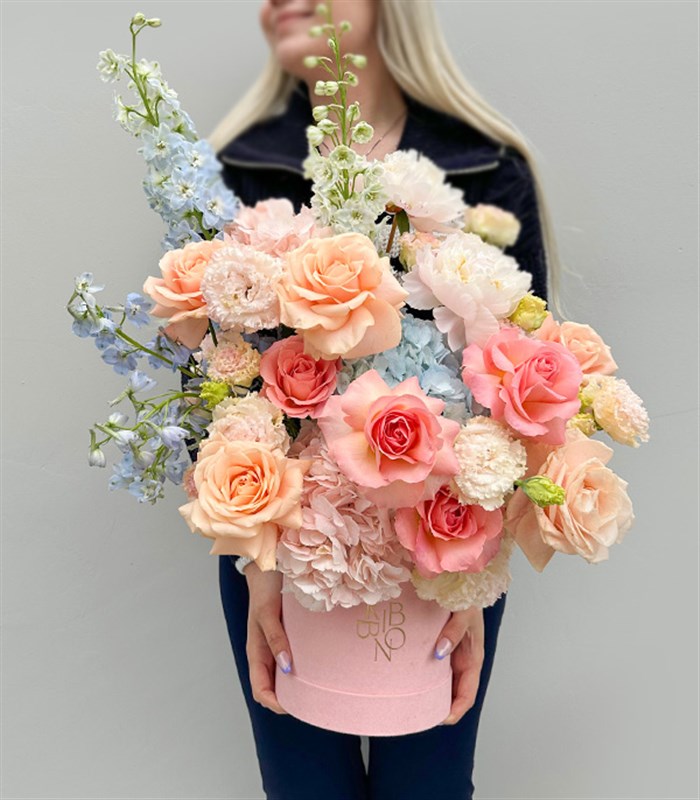 Clarte Deluxe Kutuda Gül Delfinyum Pudra Şakayıklı Bahar Aranjmanı