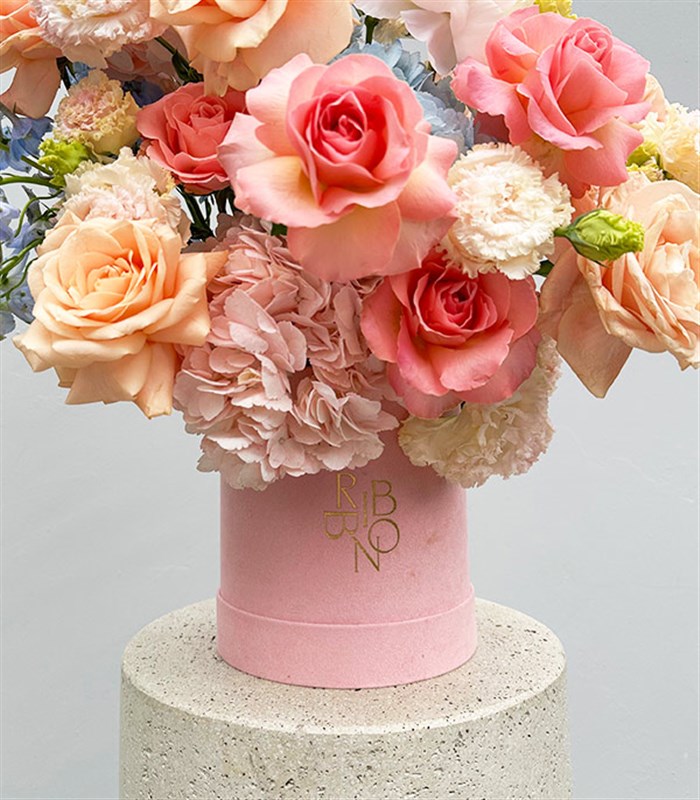 Clarte Deluxe Kutuda Gül Delfinyum Pudra Şakayıklı Bahar Aranjmanı