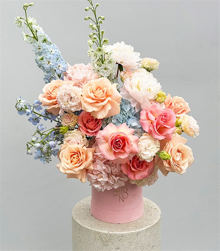 Clarte Deluxe Kutuda Gül Delfinyum Pudra Şakayıklı Bahar Aranjmanı