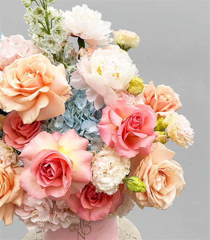 Clarte Deluxe Kutuda Gül Delfinyum Pudra Şakayıklı Bahar Aranjmanı