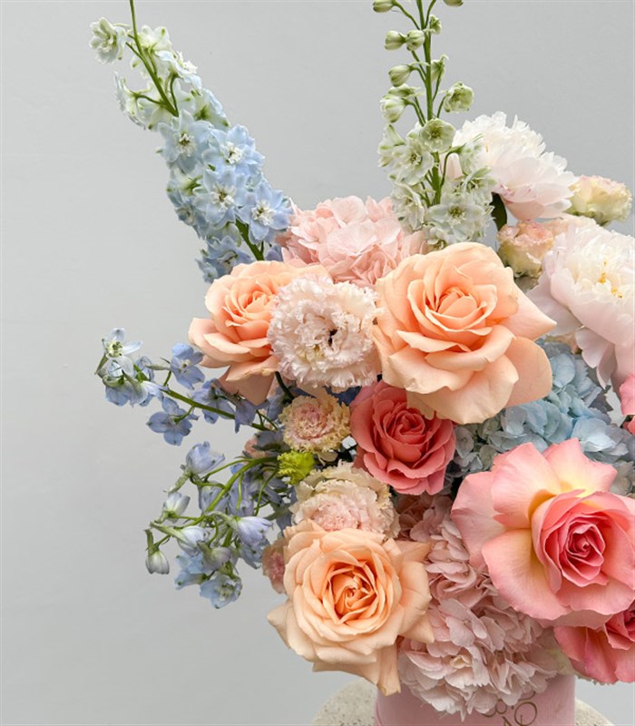 Clarte Deluxe Kutuda Gül Delfinyum Pudra Şakayıklı Bahar Aranjmanı