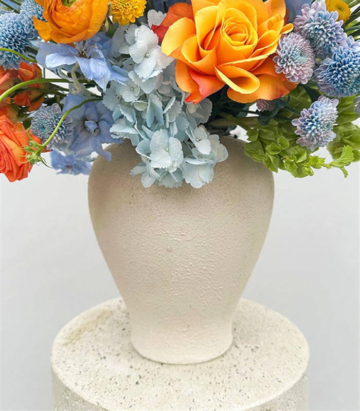 Citrus Deluxe Seramik Vazoda Mavi Ortanca Turuncu Gül Bahar Aranjmanı