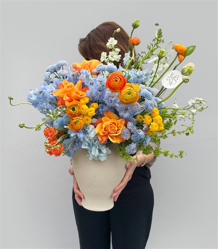 Citrus Deluxe Seramik Vazoda Mavi Ortanca Turuncu Gül Bahar Aranjmanı