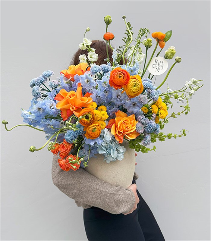 Citrus Deluxe Seramik Vazoda Mavi Ortanca Turuncu Gül Bahar Aranjmanı