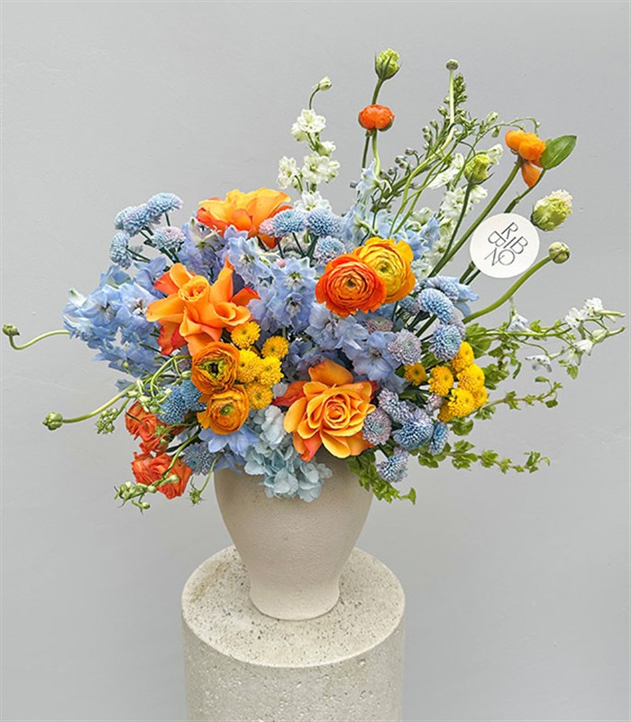 Citrus Deluxe Seramik Vazoda Mavi Ortanca Turuncu Gül Bahar Aranjmanı