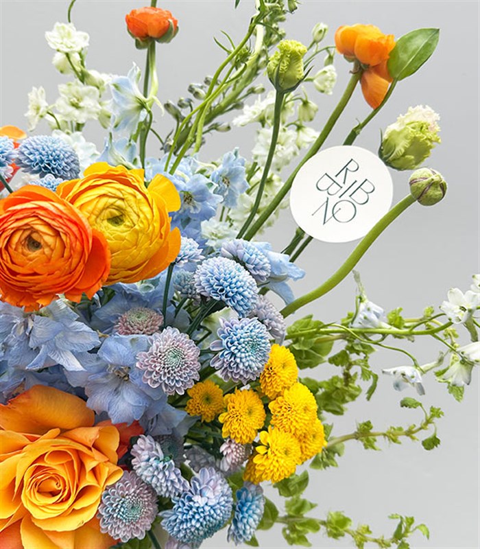 Citrus Deluxe Seramik Vazoda Mavi Ortanca Turuncu Gül Bahar Aranjmanı