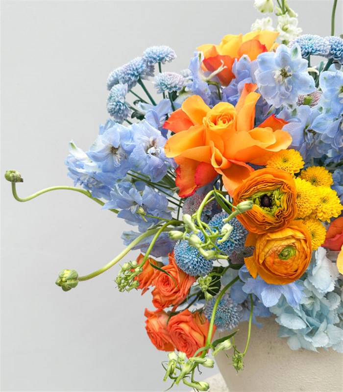 Citrus Deluxe Seramik Vazoda Mavi Ortanca Turuncu Gül Bahar Aranjmanı