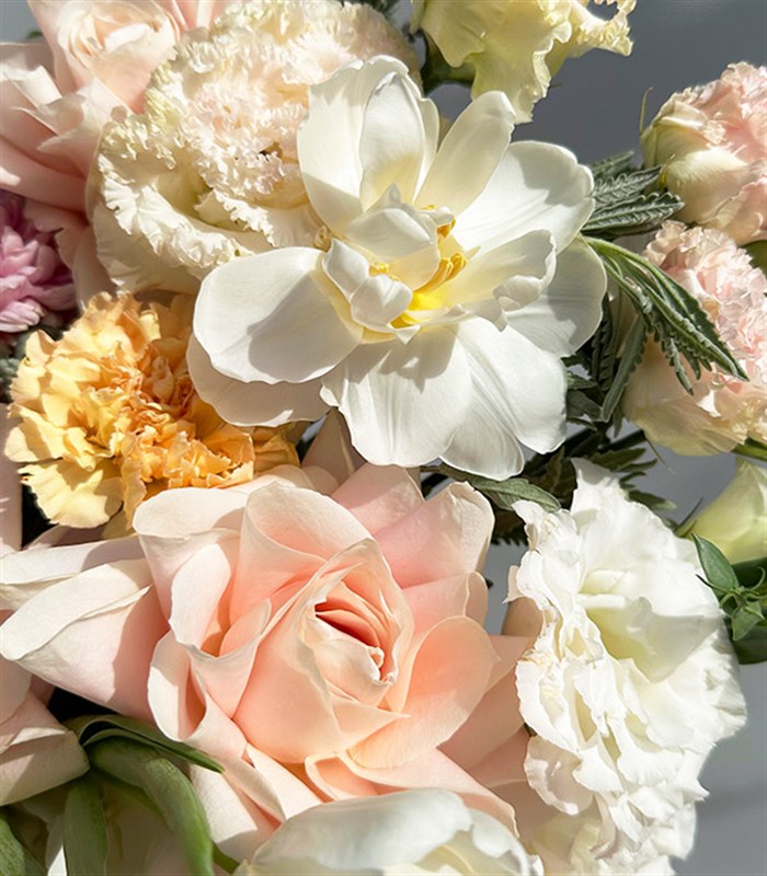 Honeyed Rose Deluxe Seramik Vazoda Sarı Somon Bahar Aranjmanı