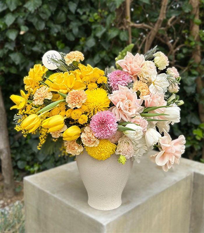 Honeyed Rose Deluxe Seramik Vazoda Sarı Somon Bahar Aranjmanı