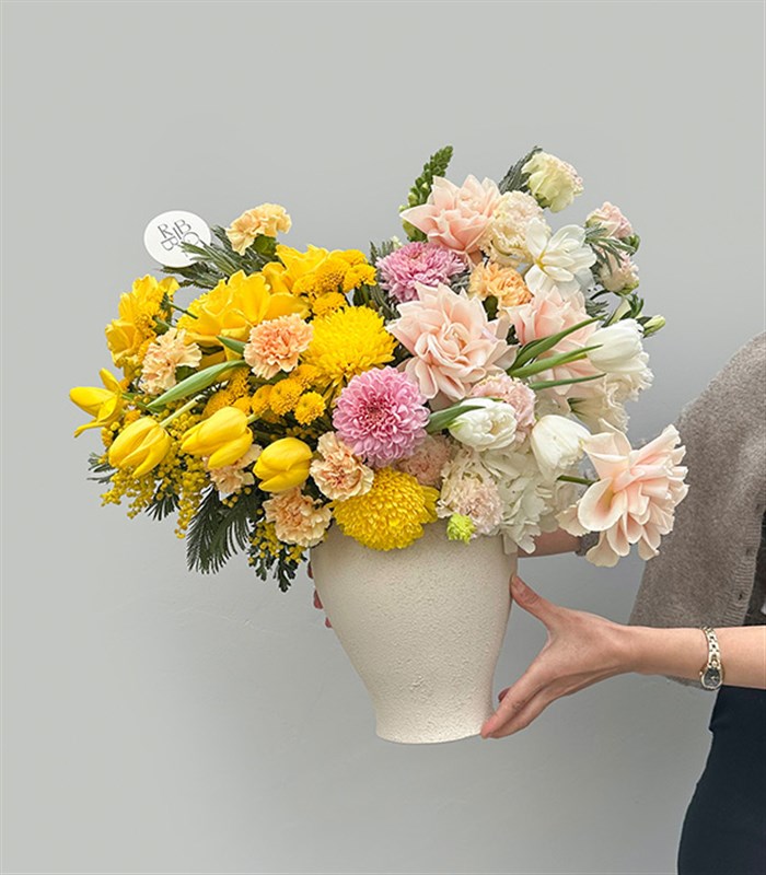 Honeyed Rose Deluxe Seramik Vazoda Sarı Somon Bahar Aranjmanı