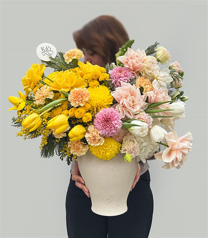 Honeyed Rose Deluxe Seramik Vazoda Sarı Somon Bahar Aranjmanı