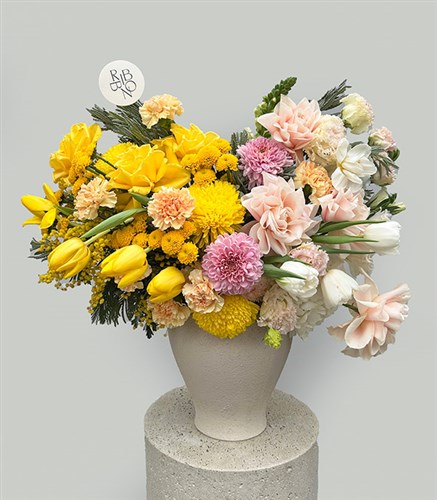 Honeyed Rose Deluxe Seramik Vazoda Sarı Somon Bahar Aranjmanı