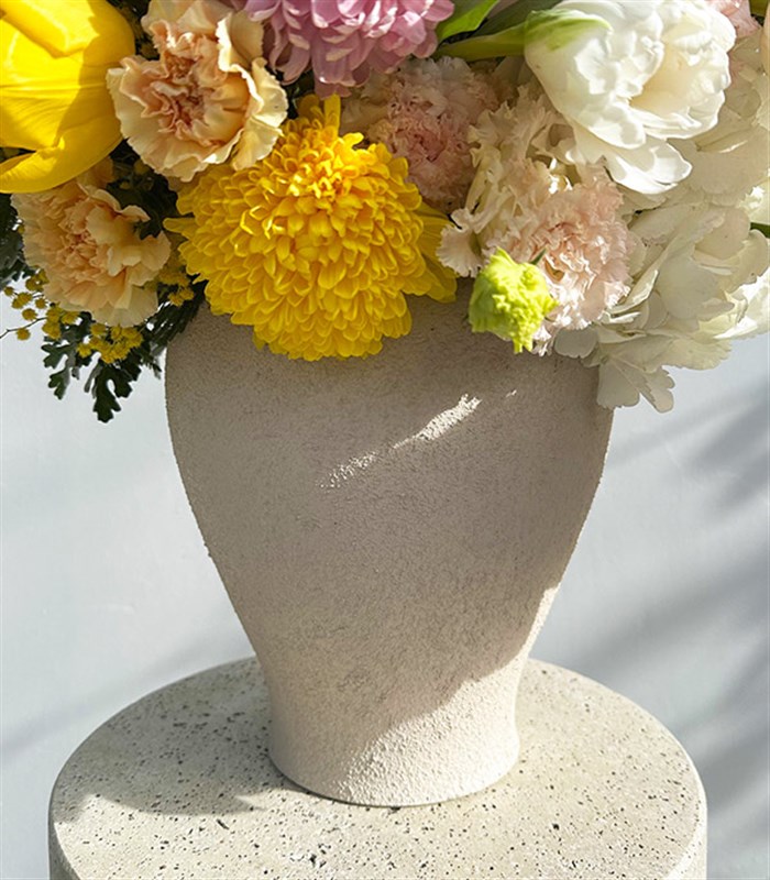 Honeyed Rose Deluxe Seramik Vazoda Sarı Somon Bahar Aranjmanı