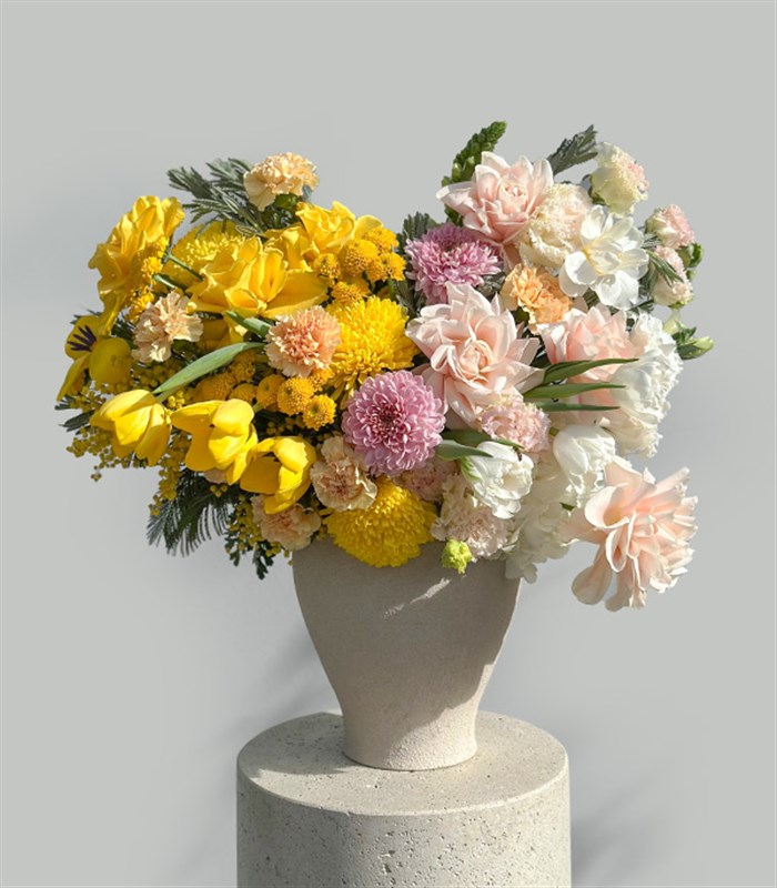 Honeyed Rose Deluxe Seramik Vazoda Sarı Somon Bahar Aranjmanı