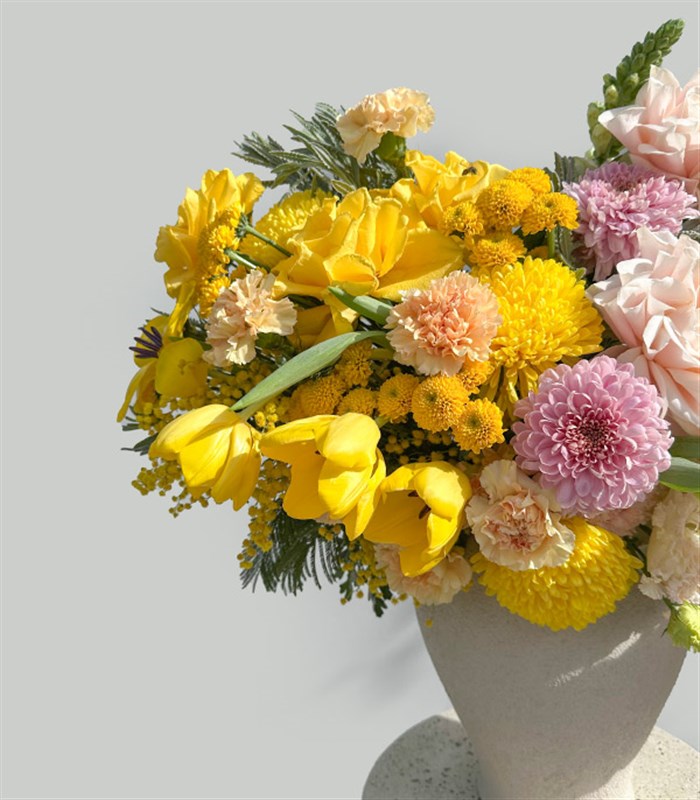 Honeyed Rose Deluxe Seramik Vazoda Sarı Somon Bahar Aranjmanı