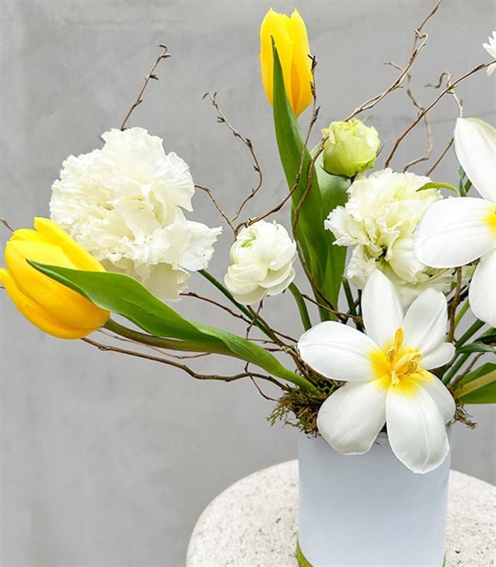 Easter Mini Beyaz Sarı Laleler İlkbahar Aranjmanı